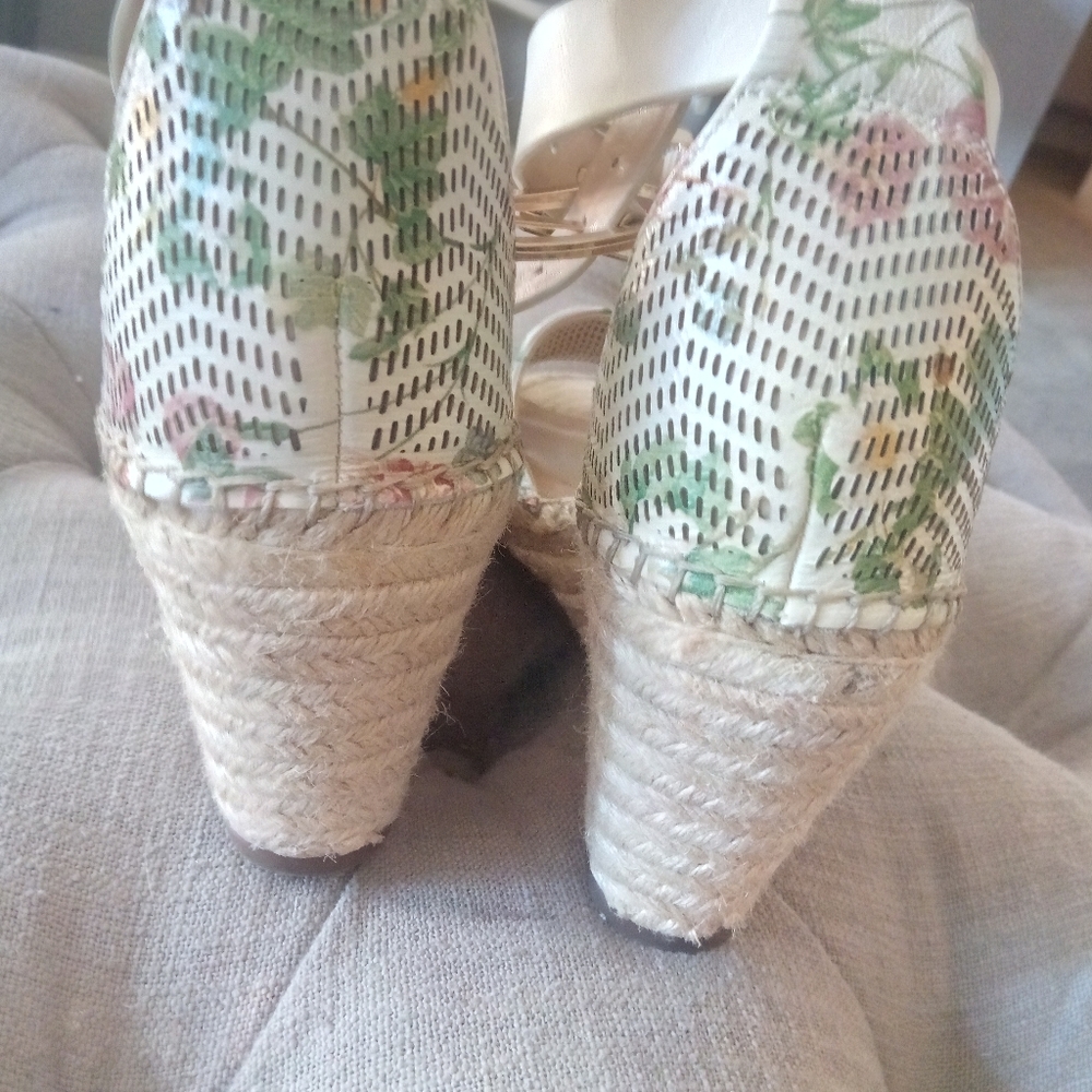 Woman Shoes - Picture 2 of 13